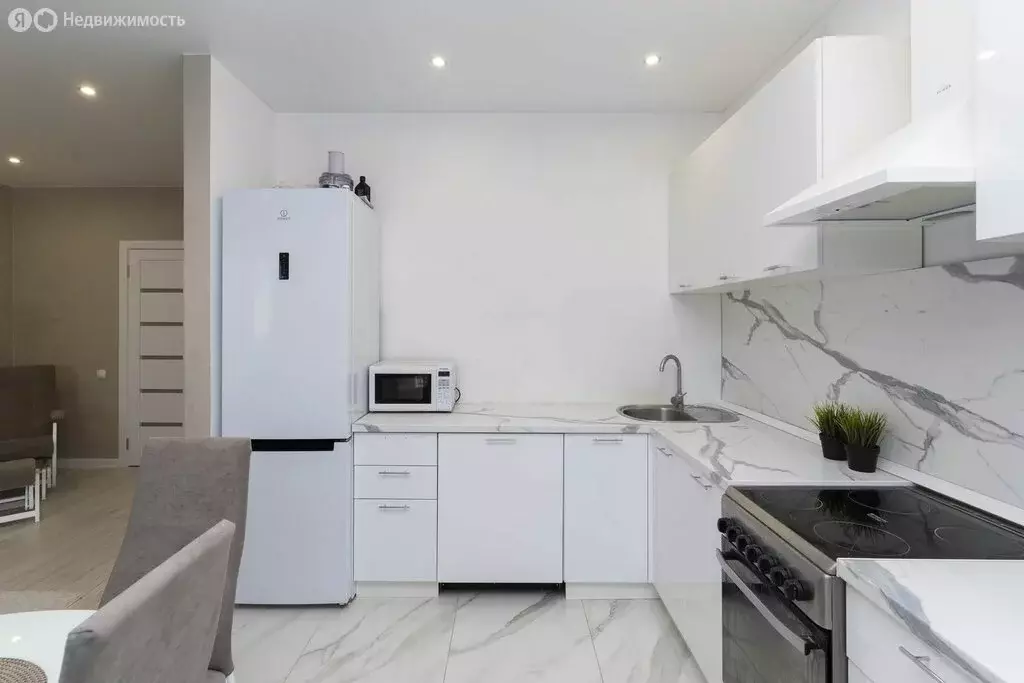 2-комнатная квартира: Тюмень, улица Павла Шарова, 10А (67.8 м) - Фото 1