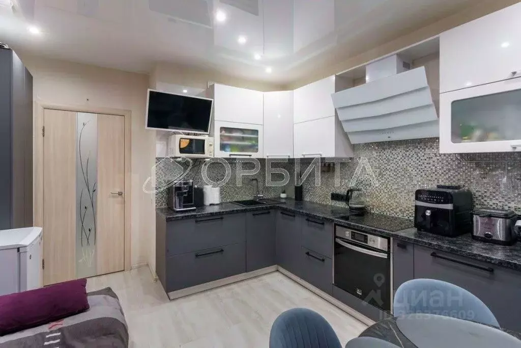 1-к кв. Тюменская область, Тюмень ул. Муравленко, 10 (49.1 м) - Фото 2