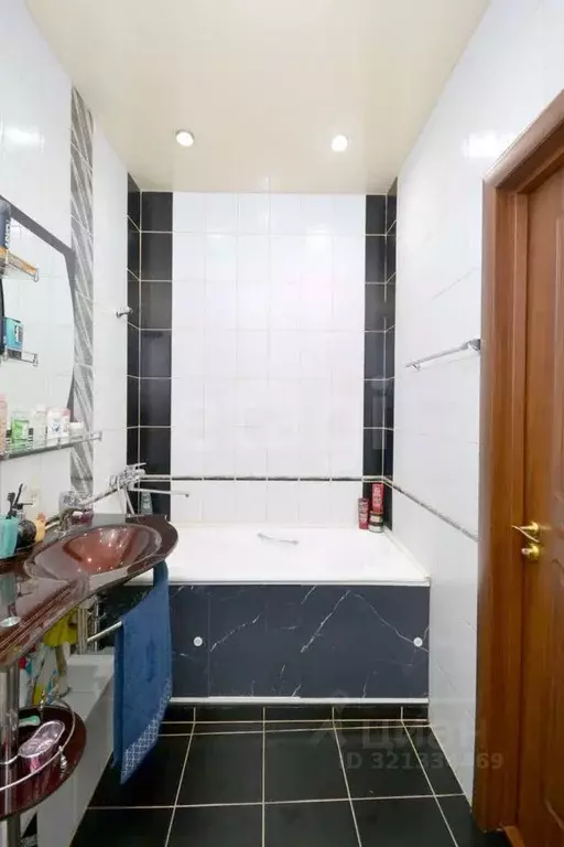 2-к кв. Саха (Якутия), Якутск ул. Кирова, 31/4А (69.0 м) - Фото 1