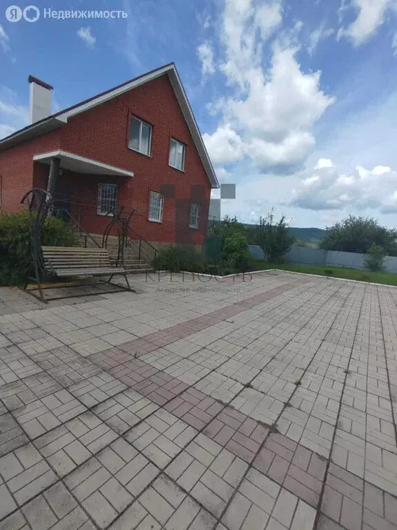 Дом в село Нугуш, улица 8 Марта, 19 (300 м) - Фото 0