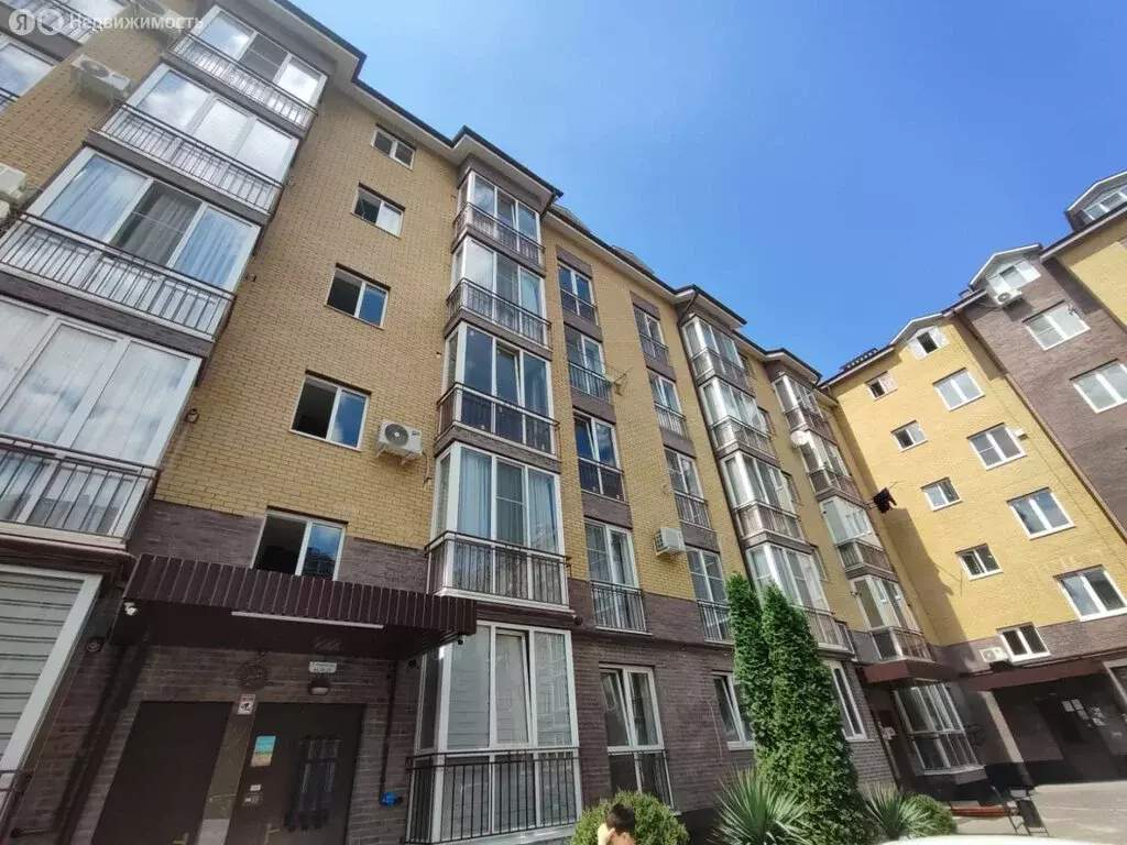 3-комнатная квартира: Владикавказ, улица Шамиля Джикаева, 7 (100 м) - Фото 1
