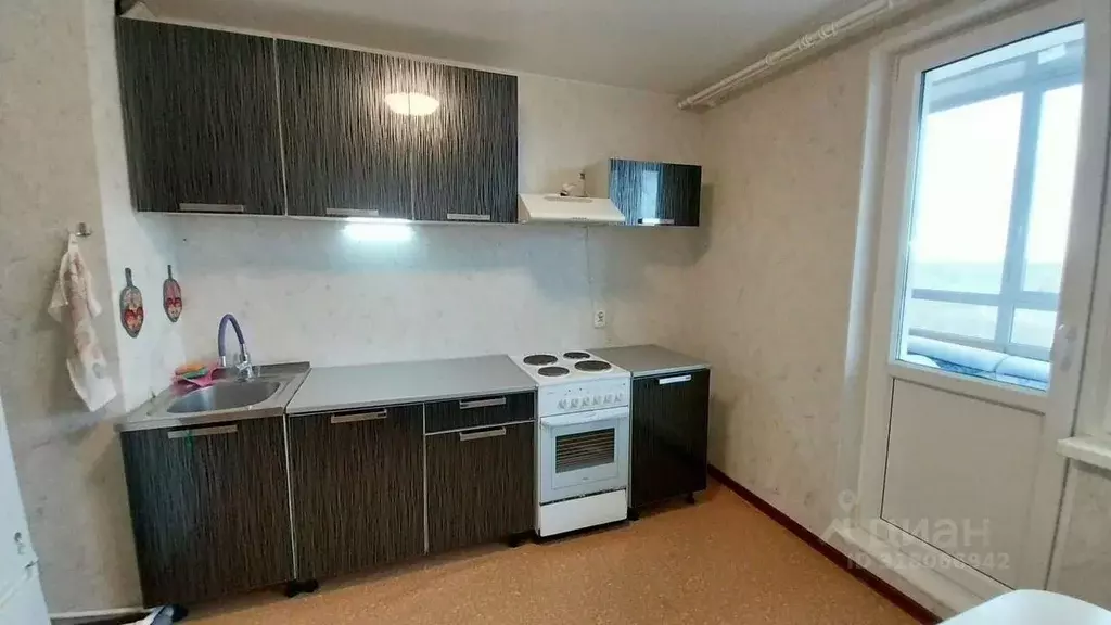 3-к кв. Ленинградская область, Тихвин ул. Ярослава Иванова, 1 (68.0 м) - Фото 0