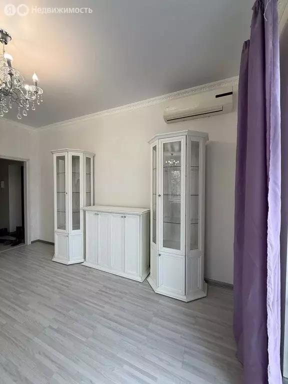 3-комнатная квартира: Астрахань, улица Набережная 1 Мая, 49 (101.9 м) - Фото 2