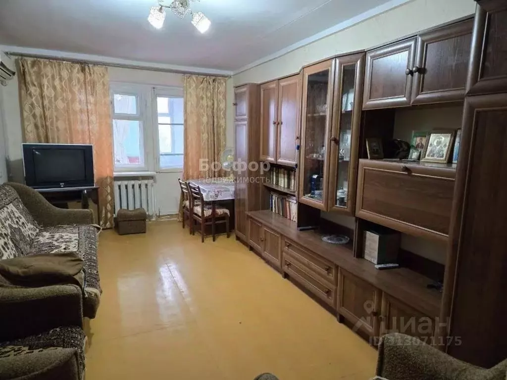 3-к кв. Крым, Кировское пгт ул. Октябрьская, 4 (60.6 м) - Фото 0
