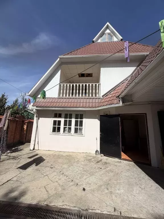 Дом в Карачаево-Черкесия, Черкесск Гвардейская ул., 10 (300 м) - Фото 1