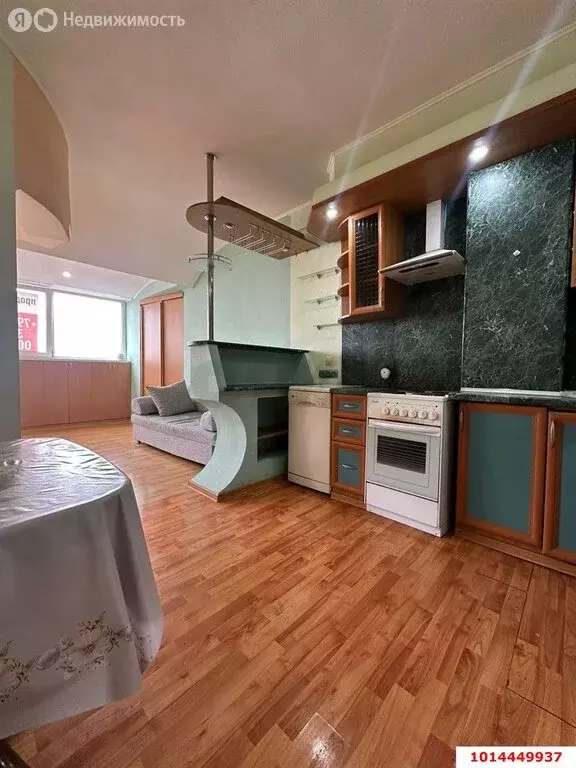 3-комнатная квартира: Краснодар, микрорайон Юбилейный, проспект ... - Фото 0