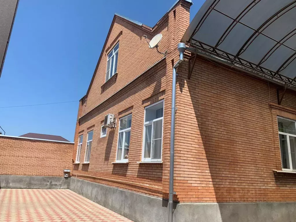 Дом в Северная Осетия, Беслан Правобережный район, ул. Сигова (238 м) - Фото 0