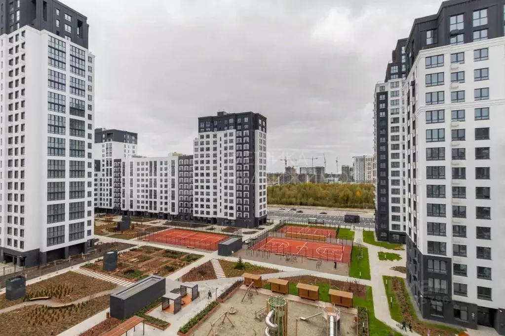 3-к кв. Тюменская область, Тюмень ул. Братьев Бондаревых, 5 (96.8 м) - Фото 1