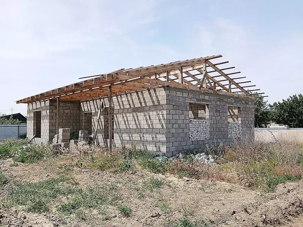 Дом в Волгоградская область, Среднеахтубинский район, Куйбышевское ... - Фото 0