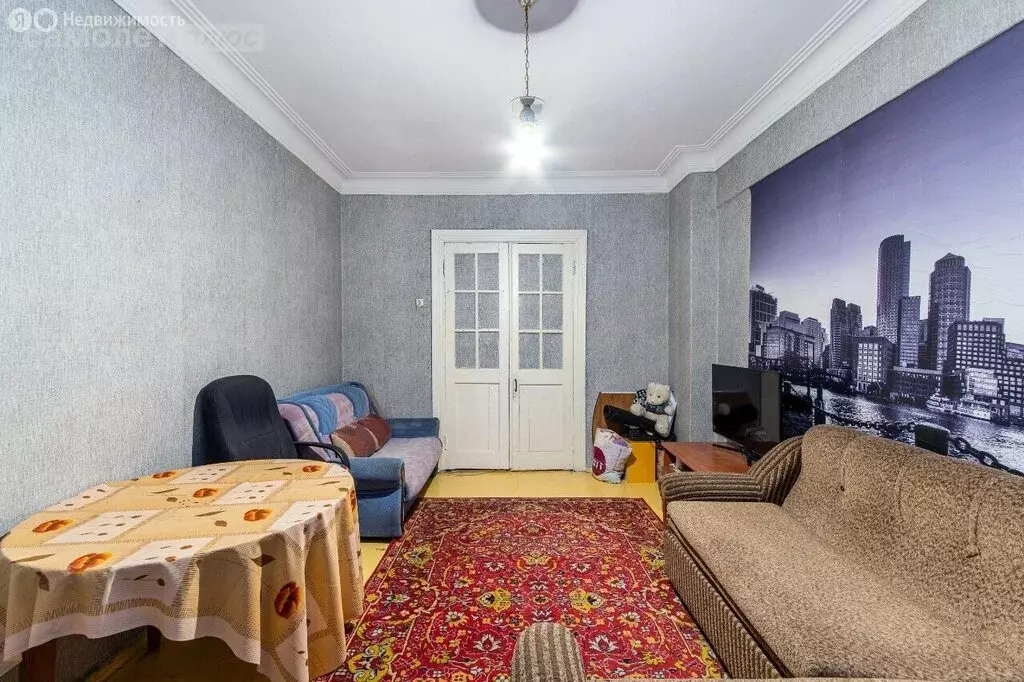 3-комнатная квартира: Омск, улица 10 лет Октября, 187 (69.5 м) - Фото 0