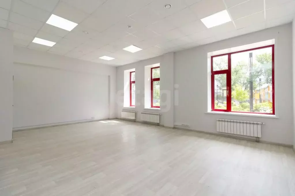 Помещение свободного назначения в Красноярский край, Красноярск наб. ... - Фото 1