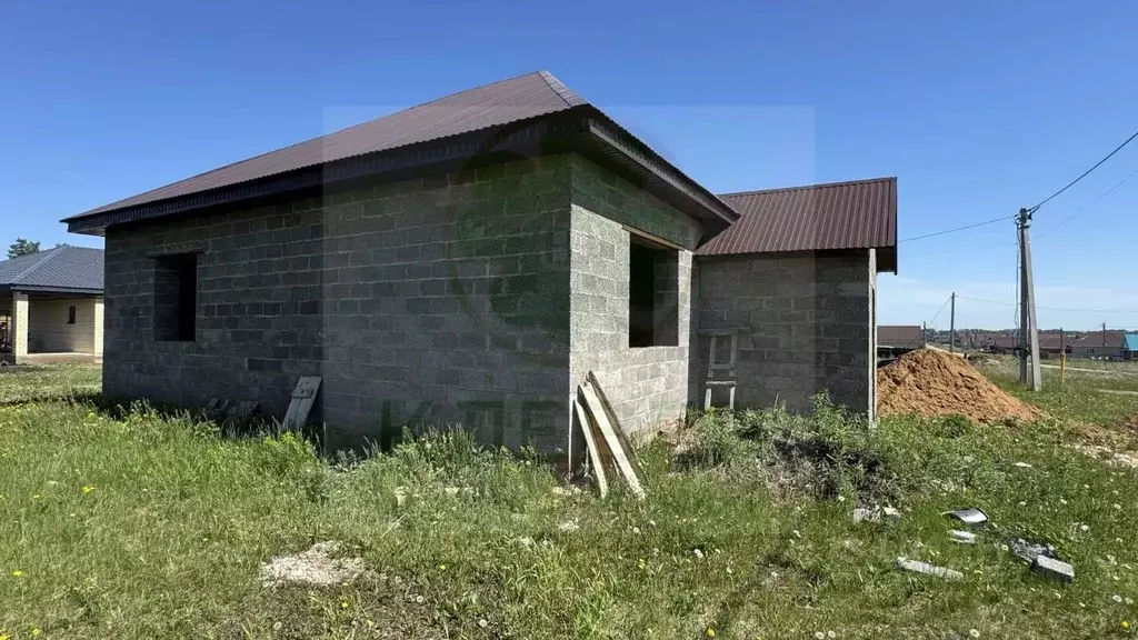 Дом в Башкортостан, Кушнаренковский сельсовет, с. Кушнаренково ул. ... - Фото 1