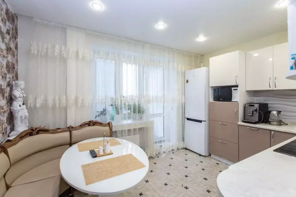 2-к кв. Тюменская область, Тобольск 15-й мкр, 39 (53.0 м) - Фото 1