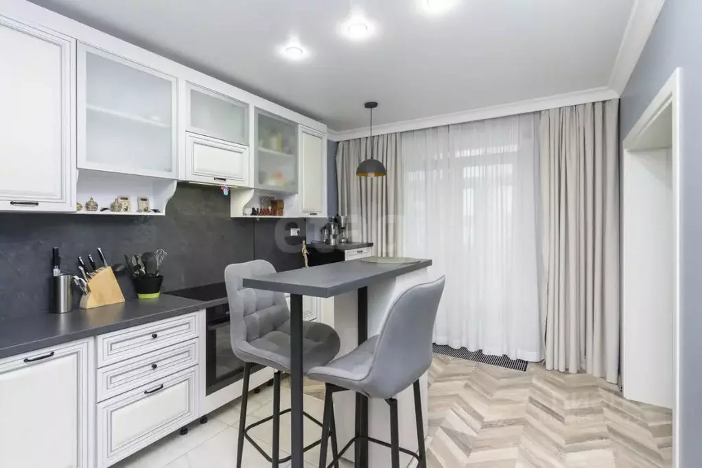 3-к кв. Тюменская область, Тюмень ул. Федюнинского, 30к1 (90.4 м) - Фото 1