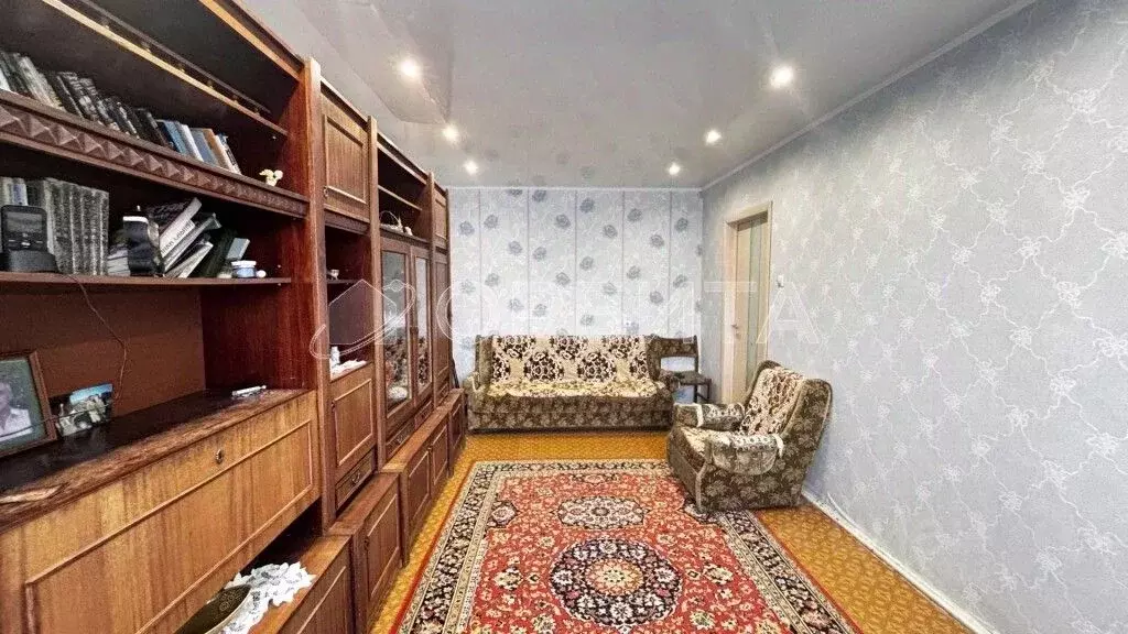 2-к кв. Тюменская область, Тюмень 6-й мкр, ул. Валерии Гнаровской, 5 ... - Фото 0
