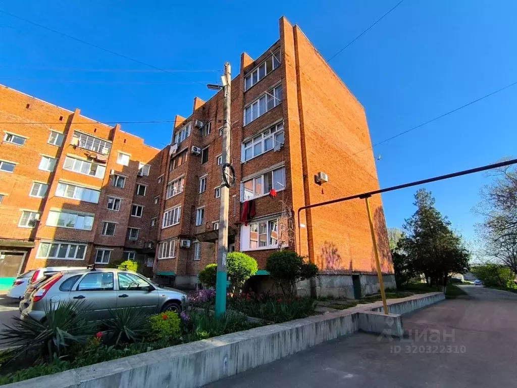 2-к кв. Адыгея, Майкоп ул. Коммунаров, 13 (50.0 м) - Фото 0
