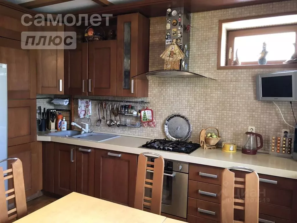 3-к кв. Астраханская область, Астрахань ул. Ахшарумова, 3 (100.0 м) - Фото 1