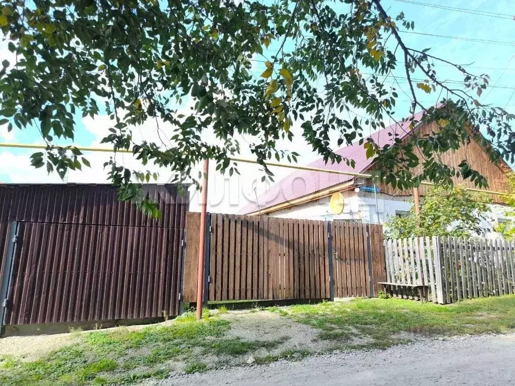 Дом в Новосибирская область, Колывань рп ул. Овчинникова (79 м) - Фото 1