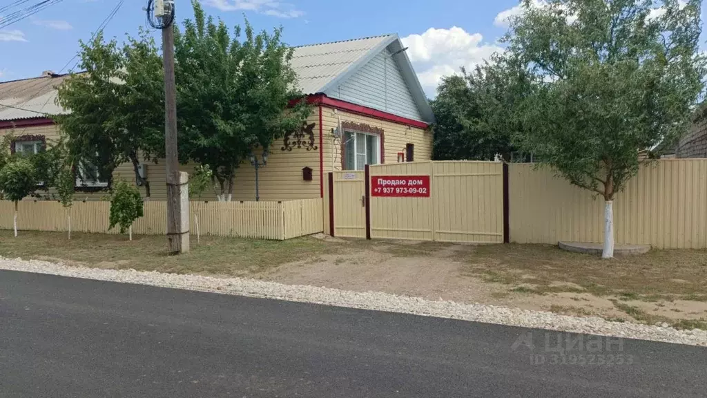 Дом в Саратовская область, Ровное рп ул. Свердлова, 23к2 (100 м) - Фото 1