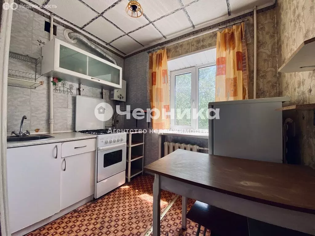 3-комнатная квартира: Каменск-Шахтинский, улица Ворошилова, 13 (57 м) - Фото 0