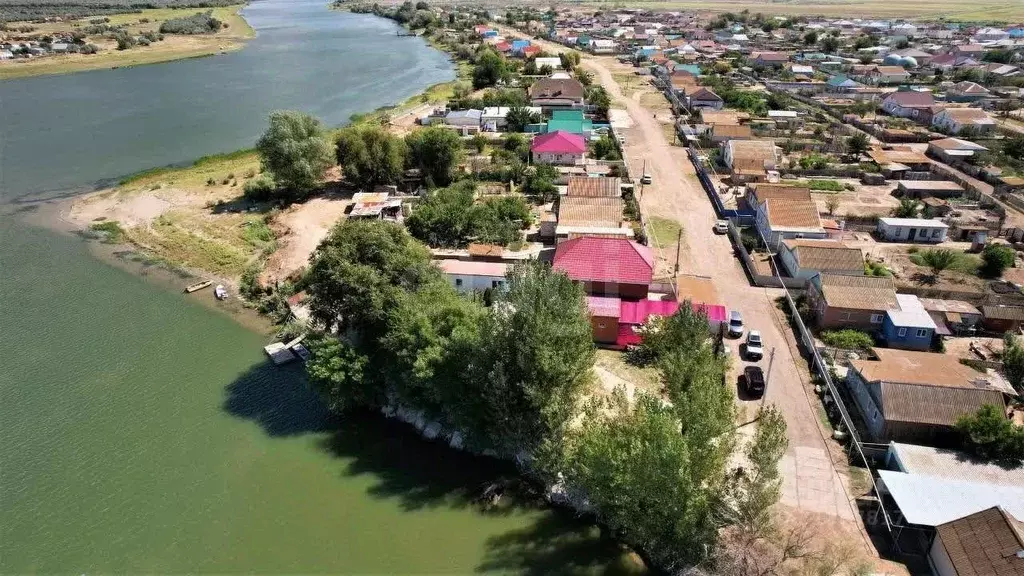 Дом в Астраханская область, Володарский район, с. Козлово Октябрьская ... - Фото 1
