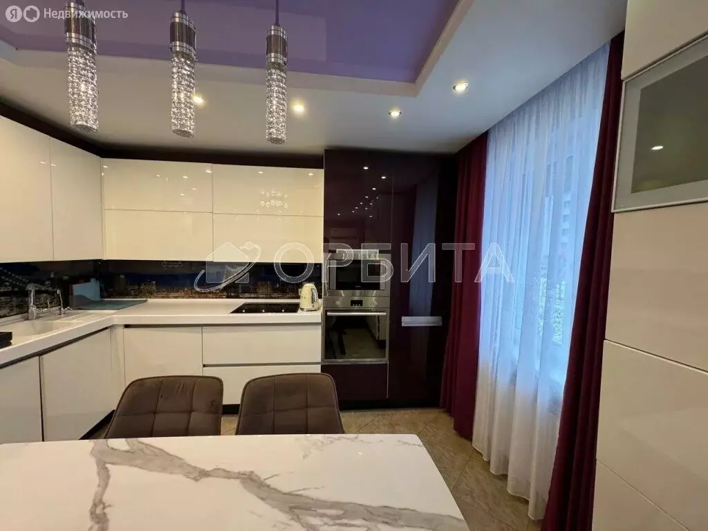 3-комнатная квартира: Тюмень, улица Ю.-Р.Г. Эрвье, 28 (103 м) - Фото 0