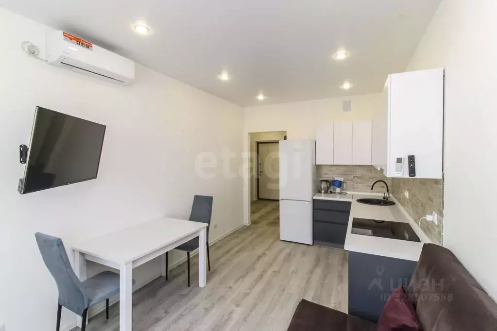 1-к кв. Тюменская область, Тюмень ул. Сергея Свиридова, 5 (36.0 м) - Фото 2