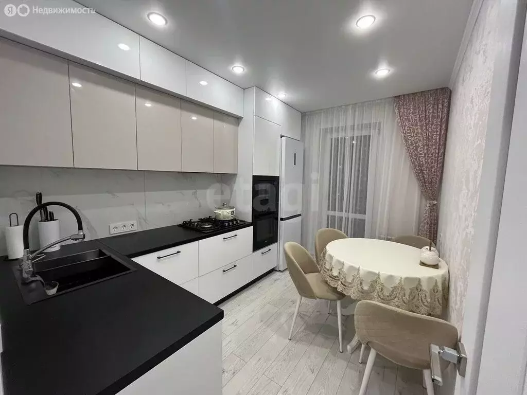 3-комнатная квартира: Набережные Челны, улица Аделя Кутуя, 8 (69.7 м) - Фото 0