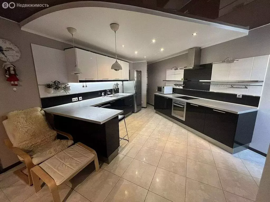 2-комнатная квартира: Тюмень, улица Василия Гольцова, 10 (93 м) - Фото 1