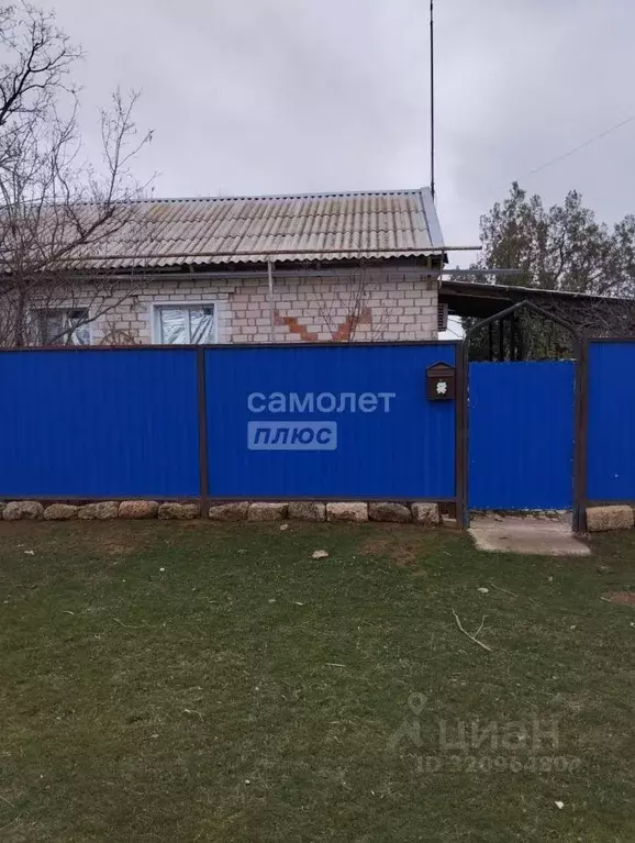 Дом в Калмыкия, Приютненский район, пос. Первомайский Пионерская ул., ... - Фото 0
