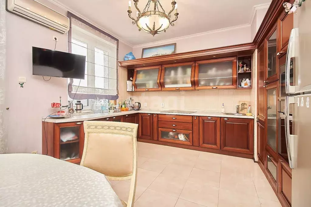 4-к кв. Тюменская область, Тюмень ул. Республики, 171к2 (176.5 м) - Фото 0