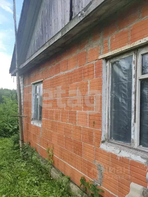 Дом в Брянская область, Жуковский муниципальный округ, д. Стибково  ... - Фото 1