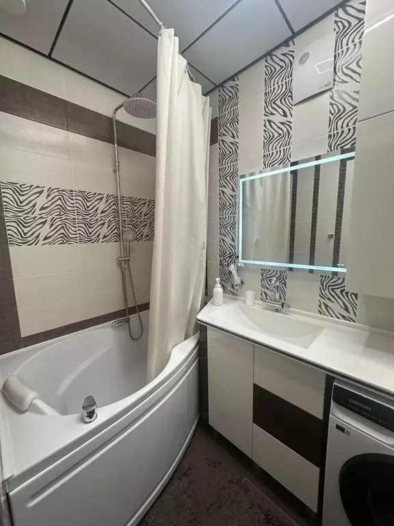 3-к кв. Свердловская область, Новоуральск ул. Льва Толстого, 16 (70.0 ... - Фото 1