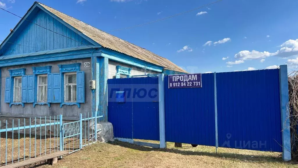 Дом в Оренбургская область, с. Октябрьское ул. Советская, 38 (65 м) - Фото 1