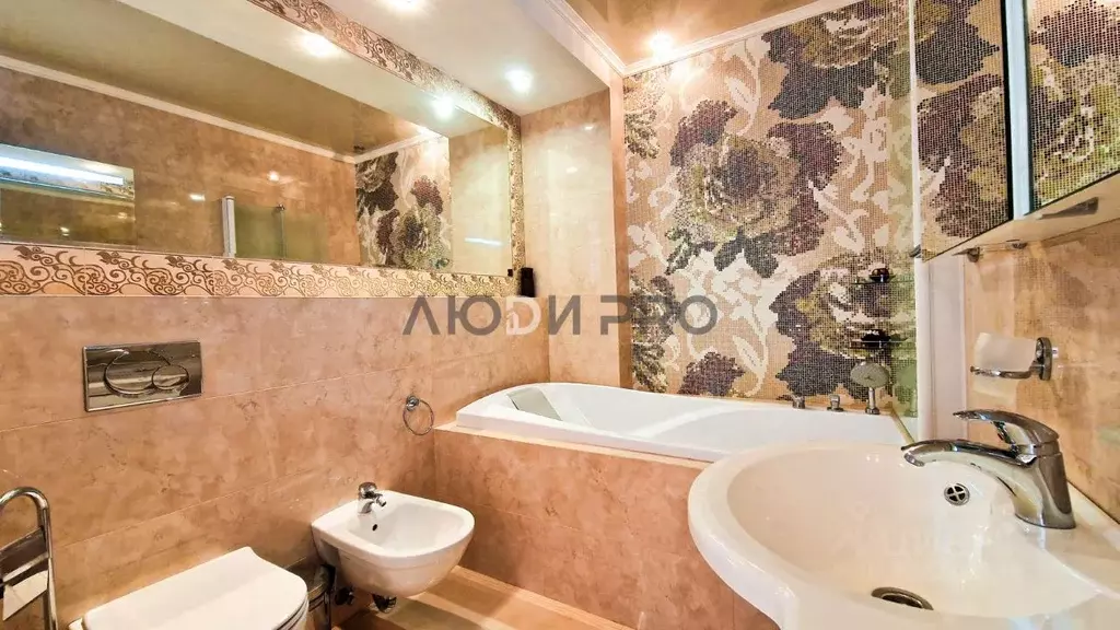 3-к кв. Саратовская область, Саратов Валовая ул., 12 (240.0 м) - Фото 1