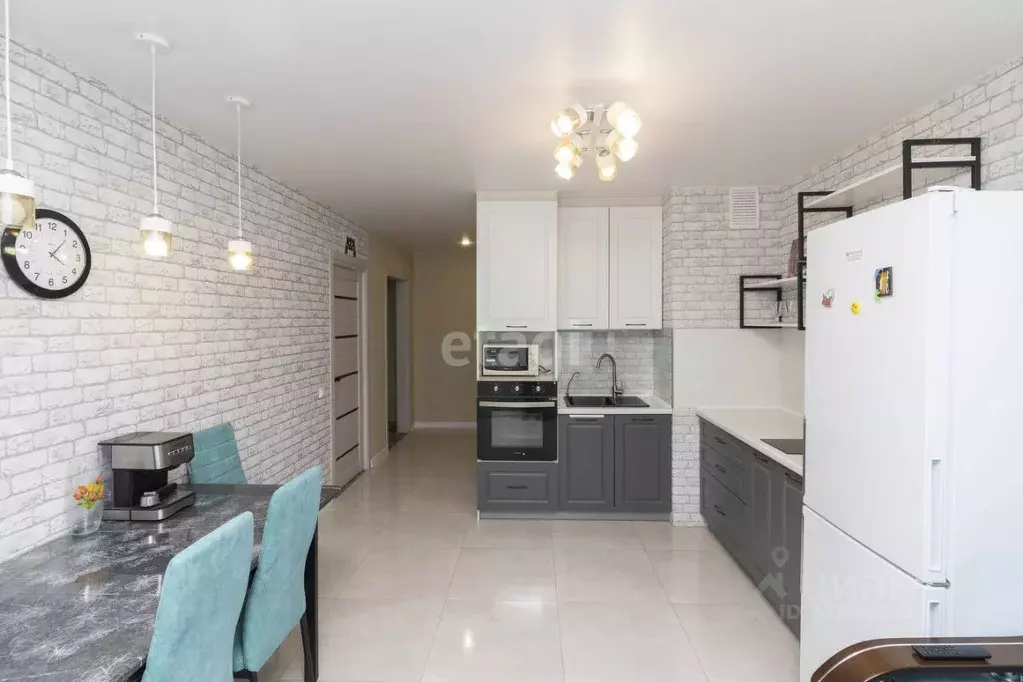 3-к кв. Тюменская область, Тюмень ул. Федюнинского, 58к1 (92.5 м) - Фото 1