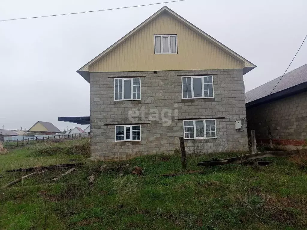 Дом в Башкортостан, Стерлибашевский сельсовет, с. Стерлибашево ул. ... - Фото 1