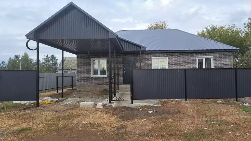 Дом в Оренбургская область, Саракташский район, с. Черкассы Солнечная ... - Фото 1