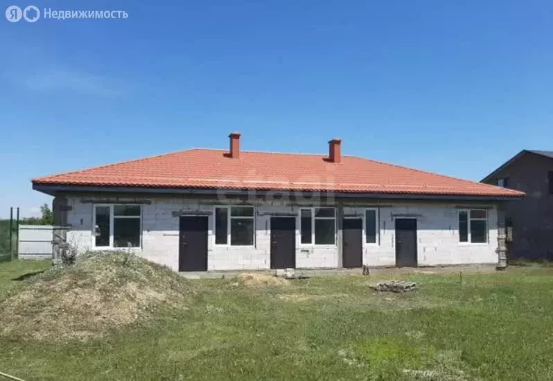 Дом в Трудовское сельское поселение, село Ана-Юрт, улица Акима ... - Фото 1