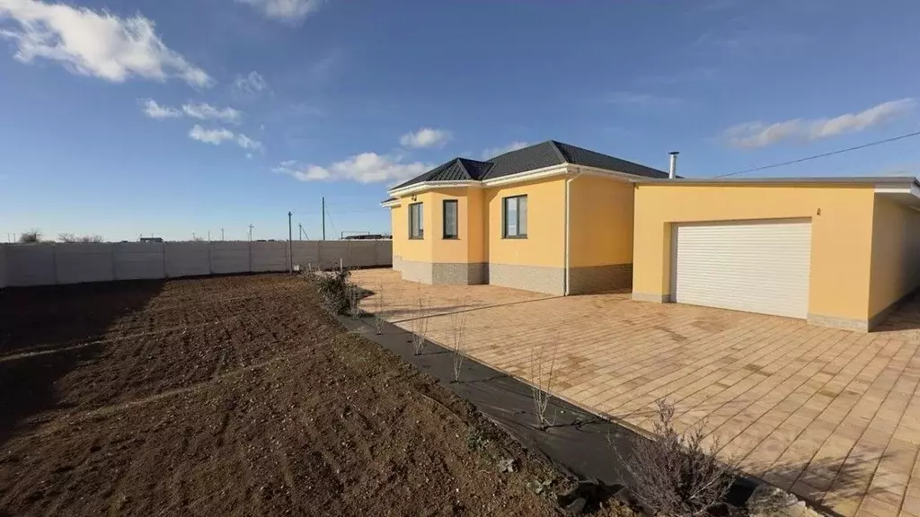 Дом в Крым, Сакский район, с. Молочное ул. Конрадская (115 м) - Фото 1