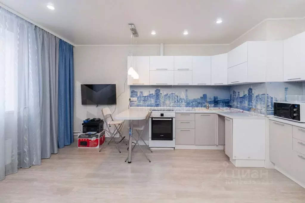 1-к кв. Тюменская область, Тюмень ул. Верхнетарманская, 1 (45.0 м) - Фото 0