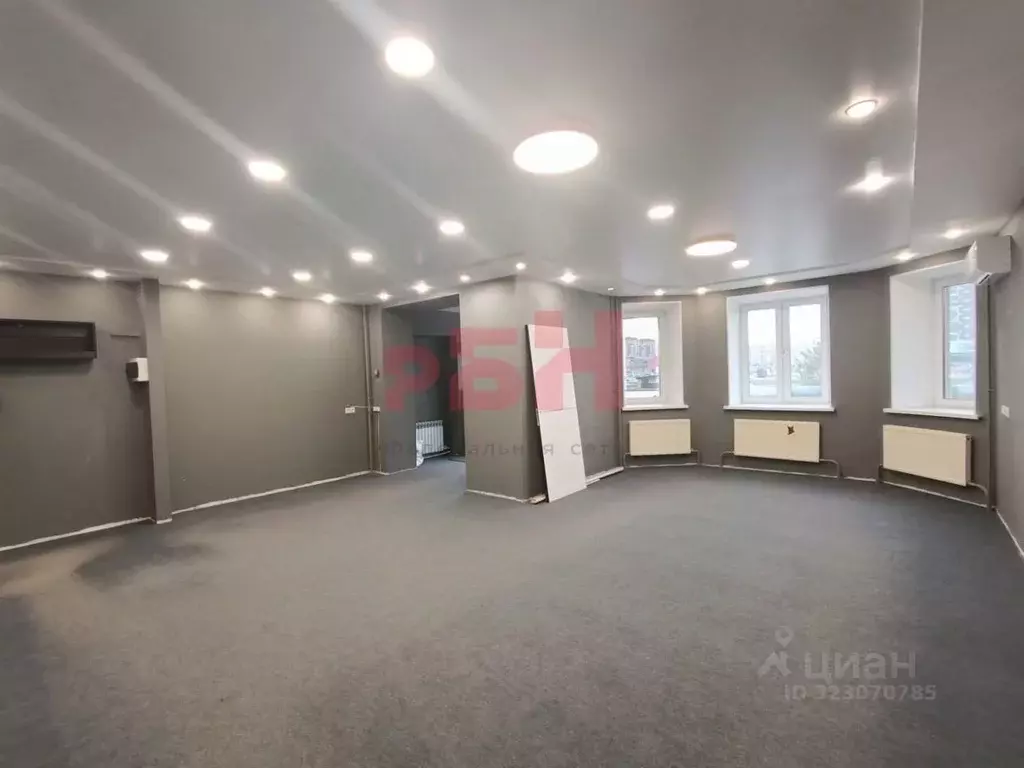 Торговая площадь в Тюменская область, Тюмень ул. Мельникайте, 138а (85 ... - Фото 0