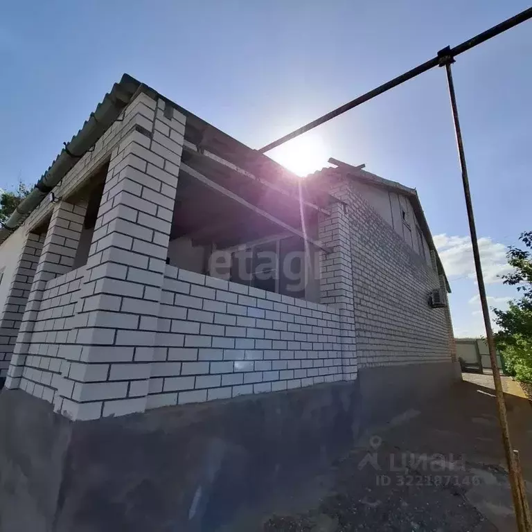 Дом в Калмыкия, Лаганский район, пос. Улан Хол ул. Орджоникидзе, 34 ... - Фото 1