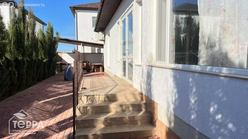 Дом в Заозёрное, улица Аллея Дружбы, 124 (178 м) - Фото 2