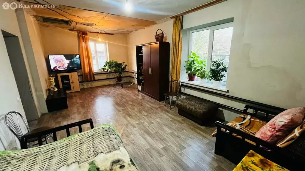 3-комнатная квартира: Каменск-Шахтинский, улица Серафимовича, 2 (73.6 ... - Фото 0