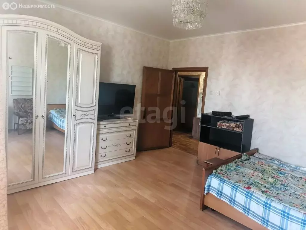 3-комнатная квартира: посёлок городского типа Белые Берега, улица ... - Фото 1