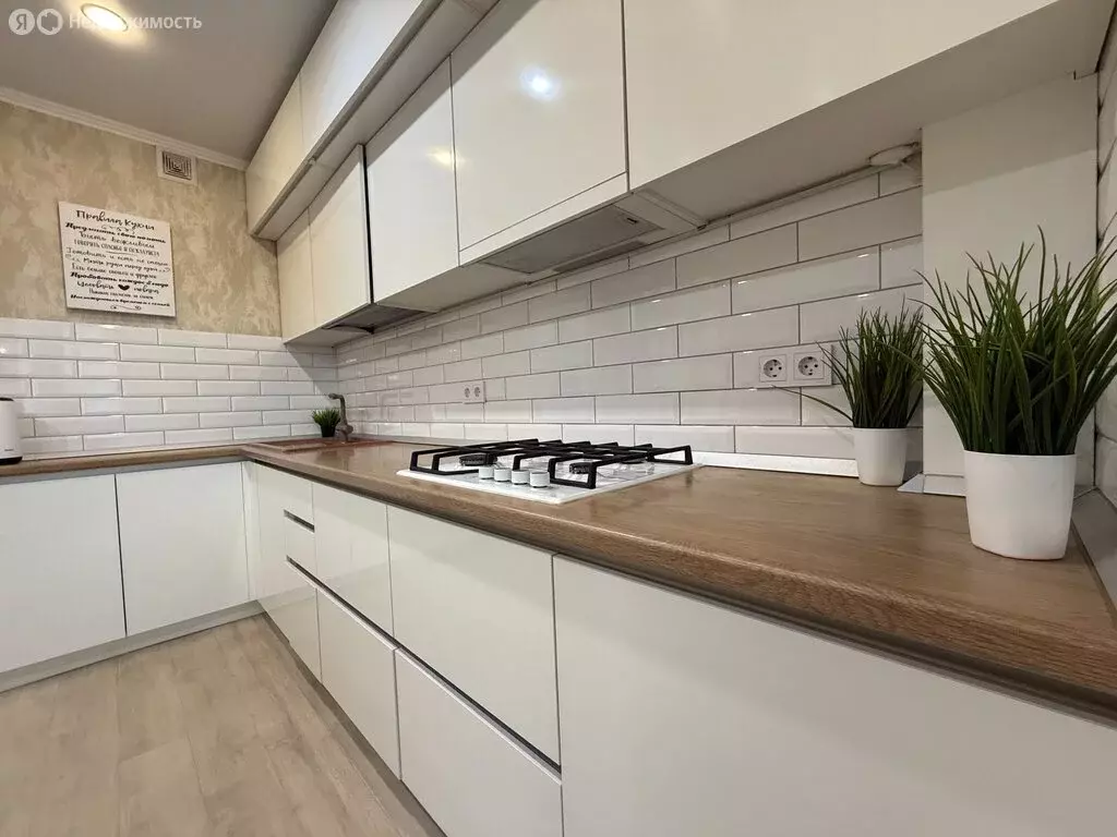 3-комнатная квартира: Саратов, улица имени Н.В. Кузнецова, 7 (79.1 м) - Фото 0