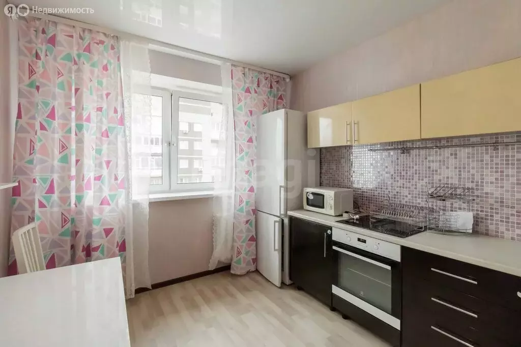 2-комнатная квартира: Тюмень, улица Станислава Карнацевича, 4 (56.6 м) - Фото 2