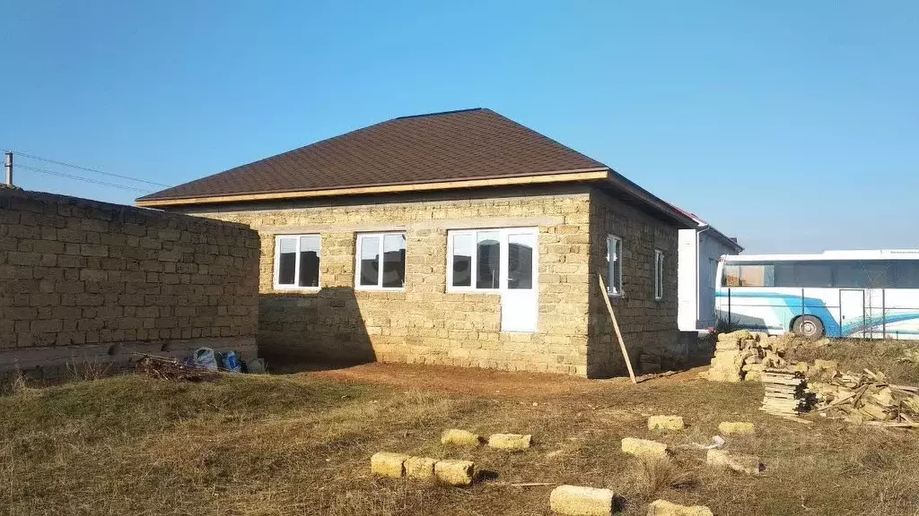 Дом в Крым, Сакский район, с. Лесновка ул. Крымская (100 м) - Фото 1