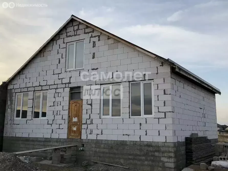 Дом в Нижний Чирюрт, село Нижний Чирюрт, Симферопольская улица (100 м) - Фото 0